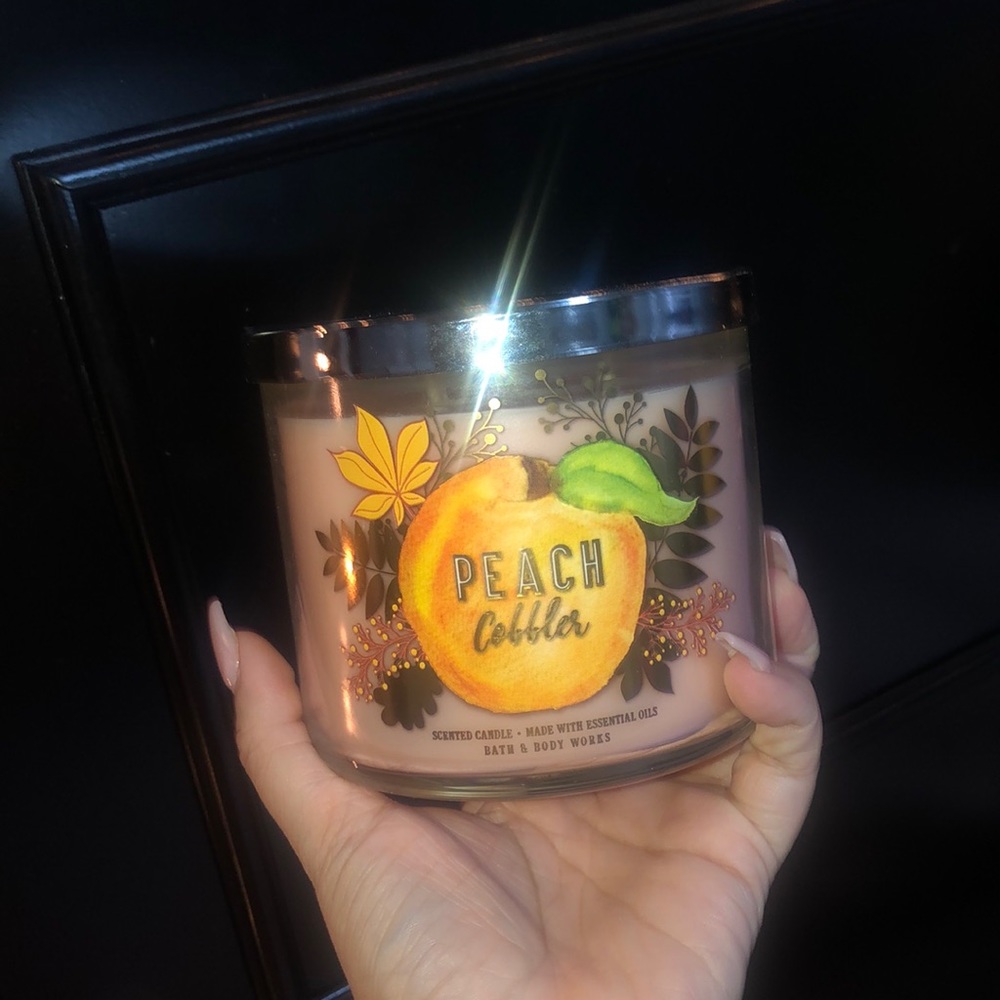 Peach cobbler candle 🤩